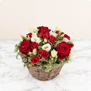 Panier composition fleurs coupées roses rouges et blanches 123fleurs comparateur bloomyrama
