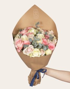 Bouquet de roses pastel monsieur marguerite bloomyrama