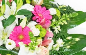 Gerbe de deuil rose et blanche livraison agitateur floral comparaison de fleurs bloomyrama