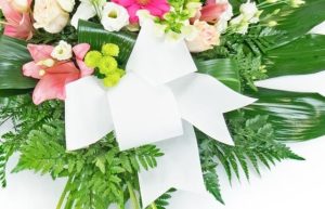 Gerbe de fleurs rose et blanche livraison agitateur floral comparateur de fleurs bloomyrama