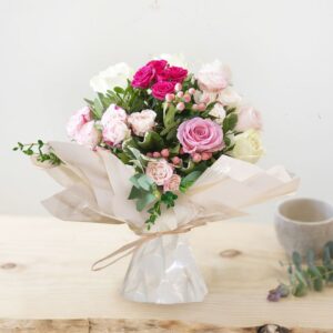 Bouquet rond rose et blanc avec bulle d'eau livraison interflora comparateur de fleurs bloomyrama
