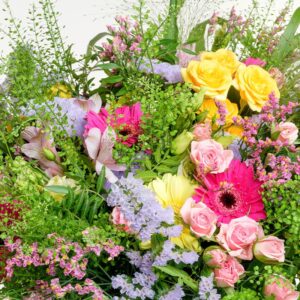 bouquet créatif du fleuriste multicolore Interflora bloomyrama comparateur de fleurs