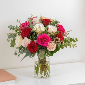 Bouquet de roses fushia et rouges Interflora comparateur bloomyrama