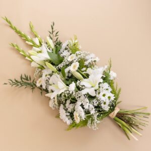 Gerbe funeraire blanche lys chrysanthèmes Interflora disponible sur le comparateur bloomyrama