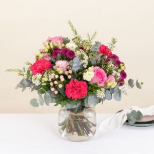 Bouquet Rosa Bella roses lisianthus hypericum camaieu rose violet Interflora disponible sur le comparateur bloomyrama