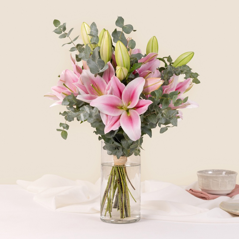 Bouquet de lys et eucalyptus fleurs fraîches élégantes aux tons rosés Interflora disponible sur le comparateur bloomyrama