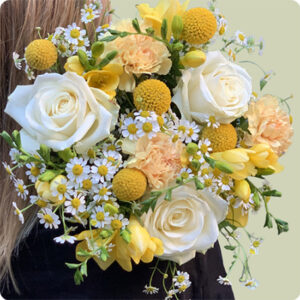 Bouquet Éclat de Vanille, roses blanches, freesias jaunes, craspédias, sur le comparateur de fleurs bloomyrama