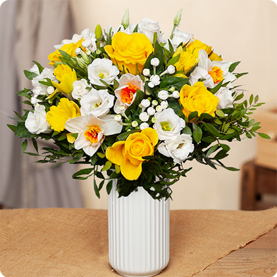 Bouquet Rayon de Fraîcheur jonquilles, roses jaunes et lisianthus blancs trouvé sur le comparateur de fleurs bloomyrama