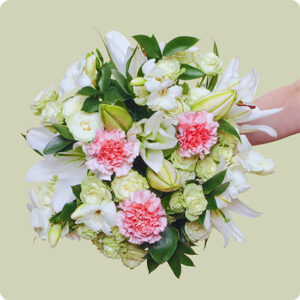 Bouquet Parfum de Lys, lys blancs, roses crème, œillets roses, sur le comparateur de fleurs bloomyrama