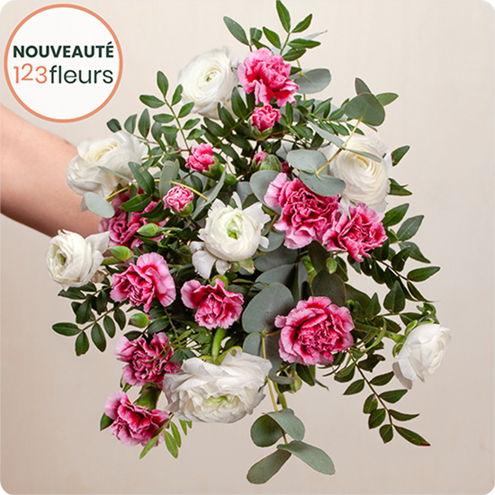Bouquet Mademoiselle renoncules blanches œillets roses trouvé sur bloomyrama.com