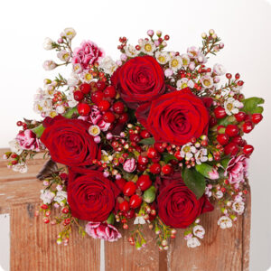 Bouquet Charme livré par 123fleurs roses rouges wax blanc baies rouges feuillage élégant vu sur le comparateur bloomyrama