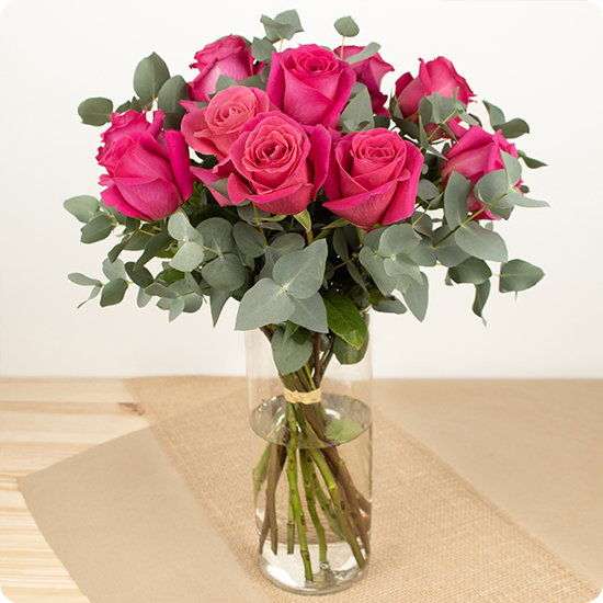 Bouquet de roses Fuchsias livré par 123fleurs roses fuchsia eucalyptus vu sur le comparateur bloomyrama