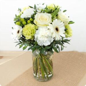 Bouquet Félicitations livré par 123fleurs roses blanches carnations germinis hypericum bouquet rond blanc vert vu sur le comparateur bloomyrama