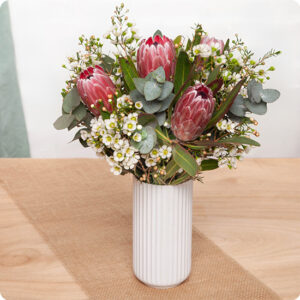 Bouquet Évasion livré par 123fleurs protéas wax blanc eucalyptus bouquet champêtre exotique pourpre blanc vert vu sur le comparateur bloomyrama