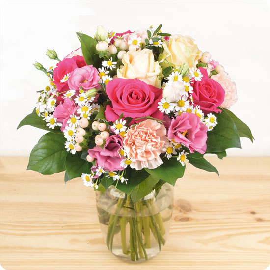 Bouquet Sentiments avec roses roses, roses blanches, et autres fleurs, vu sur le comparateur bloomyrama
