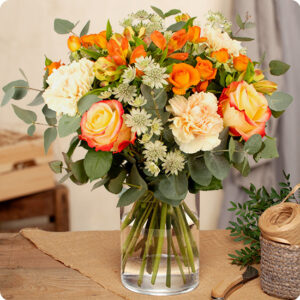 Bouquet Abricot avec roses abricot, œillets crémeux, astrances blanches, vu sur le comparateur bloomyrama