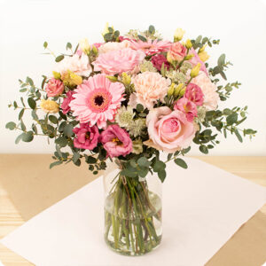 Bouquet Jardin Rose avec roses roses, lisianthus, œillets et astrantia blanc, vu sur le comparateur bloomyrama