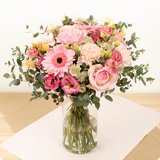 Bouquet Jardin Rose avec roses roses, lisianthus, œillets et astrantia blanc, vu sur le comparateur bloomyrama