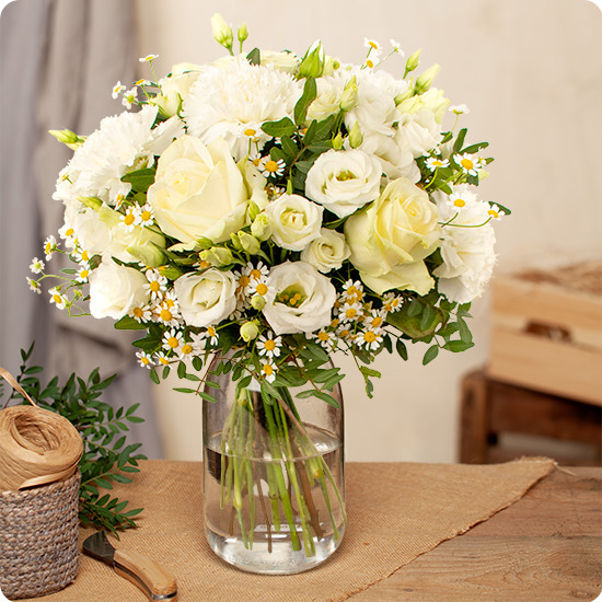 Bouquet Blanc Perle, composé de roses blanches, œillets, lisianthus et camomille, vu sur le comparateur de fleurs bloomyrama