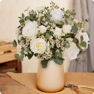 Bouquet Coton, avec roses blanches, wax blanc et eucalyptus, disponible sur le comparateur de fleurs bloomyrama