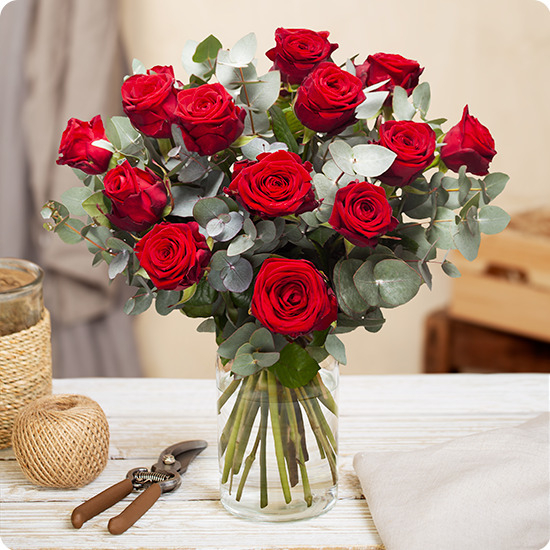Bouquet de roses rouges et eucalyptus, une création florale élégante vue sur bloomyrama