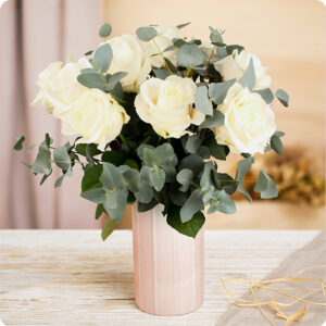 Bouquet de roses blanches longues tiges et eucalyptus, une composition élégante vue sur le comparateur de fleurs bloomyrama