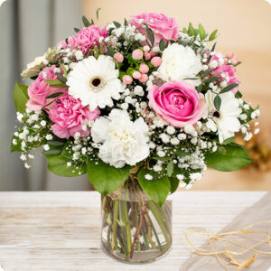 Bouquet My Love avec roses, œillets et gypsophile, accompagné de feuillage délicat, vu sur le comparateur de fleurs bloomyrama