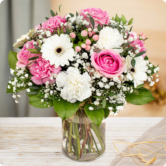 Bouquet My Love avec roses, œillets et gypsophile, accompagné de feuillage délicat, vu sur le comparateur de fleurs bloomyrama