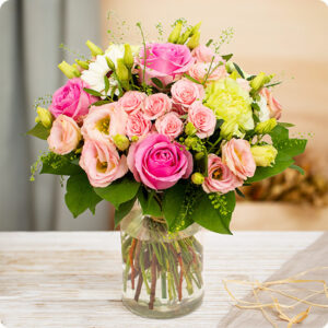 Bouquet Aurore avec roses roses, roses branchues, et autres fleurs, vu sur le comparateur bloomyrama