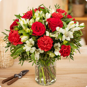Bouquet Passionnément avec roses rouges, alstroemerias blancs et feuillage, vu sur le comparateur de fleurs bloomyrama