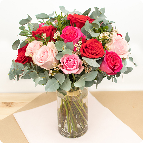 bouquet de roses rouges roses pastel eucalyptus wax blanc trouvé sur le comparateur bloomyrama