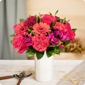 Bouquet Éclat aux roses rouges et fleurs de saison rouges et mauves, une création élégante vue sur le comparateur de fleurs bloomyrama