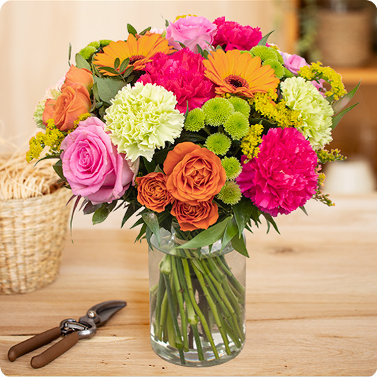 Bouquet Tutti Frutti aux roses, germinis et œillets multicolores, une création pétillante vue sur le comparateur de fleurs bloomyrama