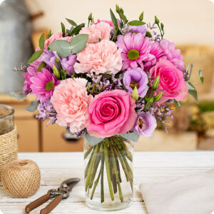 Bouquet Poésie aux roses roses, lisianthus mauves et eucalyptus, une composition délicate vue sur le comparateur de fleurs bloomyrama
