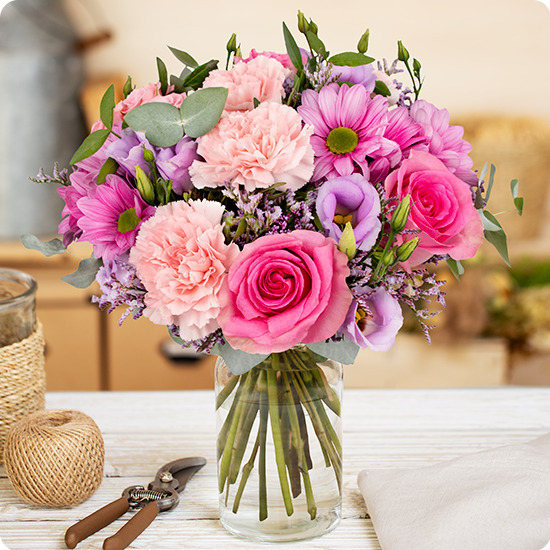 Bouquet Poésie aux roses roses, lisianthus mauves et eucalyptus, une composition délicate vue sur le comparateur de fleurs bloomyrama
