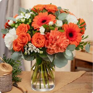 Bouquet Zeste aux roses et gerberas orange avec eucalyptus et fleurs blanches, vu sur le comparateur de fleurs bloomyrama