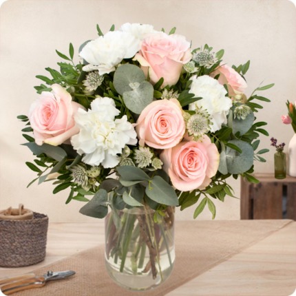 Bouquet Constance avec roses rose pâle, œillets blancs, et eucalyptus argenté, vu sur le comparateur bloomyrama