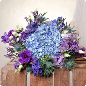 Bouquet rond hortensia bleu chardon lisianthus fleurs de saison livré par 123fleurs vu sur le comparateur de fleurs bloomyrama