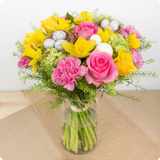 Bouquet avec jonquilles roses œillets et déco de Pâques livré par 123fleurs vu sur le comparateur de fleurs bloomyrama