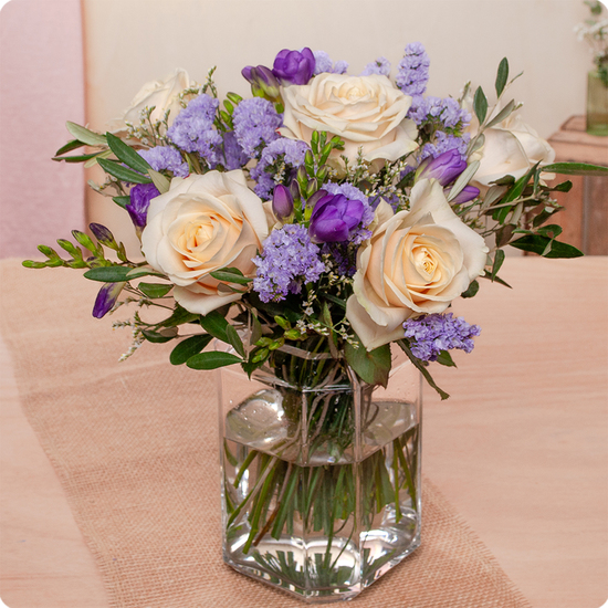 Bouquet pastel avec roses crème freesias violets feuillage vert livré par 123fleurs vu sur le comparateur de fleurs bloomyrama