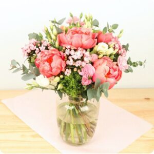 Bouquet Douceur de Pivoine, 123fleurs : pivoines roses et corail accompagnées de fleurs pastel dans une composition ronde délicate et élégante.