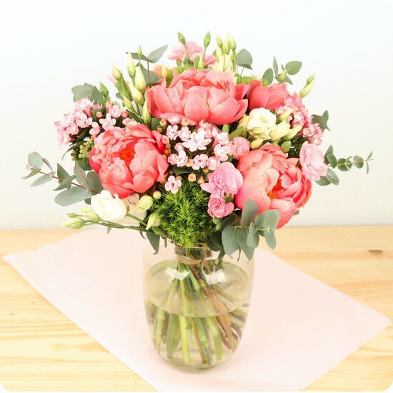 Bouquet Douceur de Pivoine, 123fleurs : pivoines roses et corail accompagnées de fleurs pastel dans une composition ronde délicate et élégante.