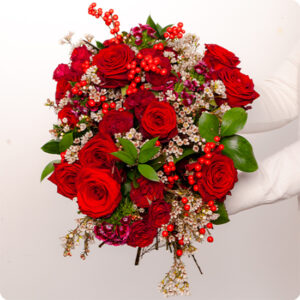 Bouquet Couture roses rouges wax blanc baies rouges livré par 123fleurs à découvrir sur le comparateur de fleurs bloomyrama