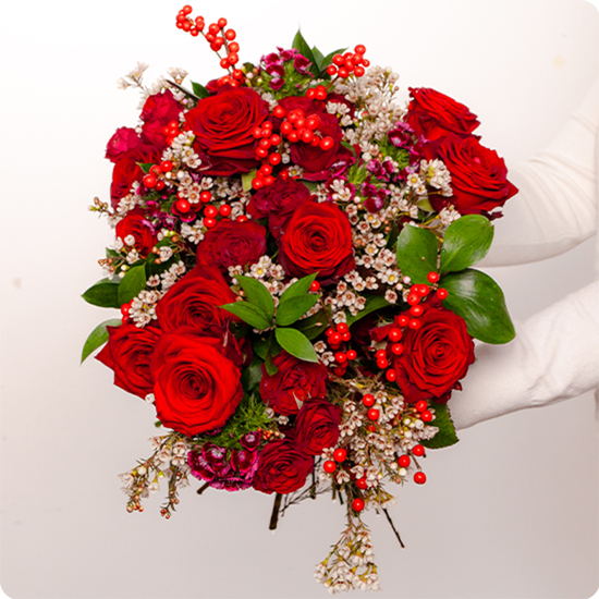 Bouquet Couture roses rouges wax blanc baies rouges livré par 123fleurs à découvrir sur le comparateur de fleurs bloomyrama