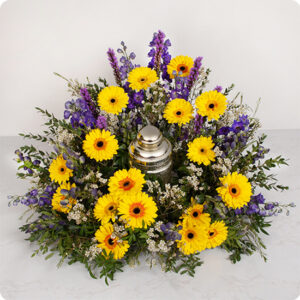 Composition de deuil gerberas jaunes delphiniums violets fleurs blanches livrée par 123fleurs via bloomyrama