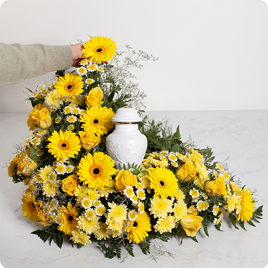 Composition de deuil gerberas jaunes roses chrysanthèmes fleurs blanches livrée par 123fleurs via bloomyrama