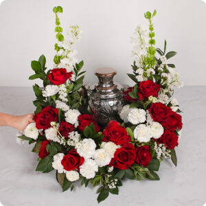 coussin deuil avec roses rouges fleurs blanches et feuillage pour urne 123fleurs disponible sur le comparateur bloomyrama