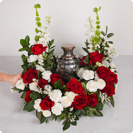 coussin deuil avec roses rouges fleurs blanches et feuillage pour urne 123fleurs disponible sur le comparateur bloomyrama