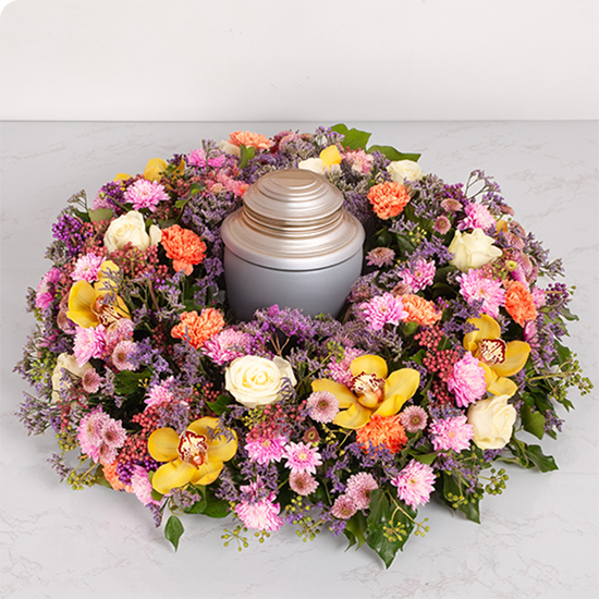 Couronne de deuil roses blanches orchidées jaunes chrysanthèmes fleurs fraîches livrée par 123fleurs via bloomyrama