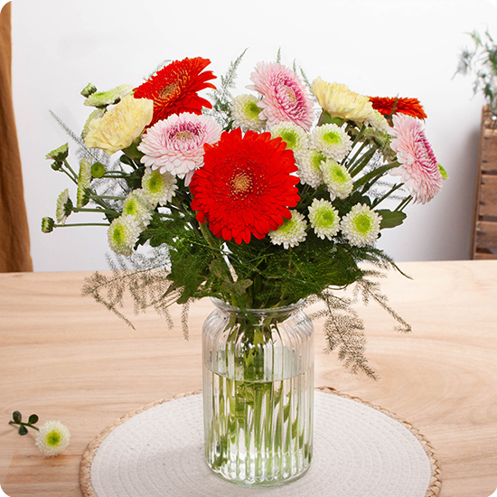 Bouquet Pom-Pom avec gerberas globulaires et œillets jaunes, livré par 123fleurs vu sur le comparateur de fleurs bloomyrama
